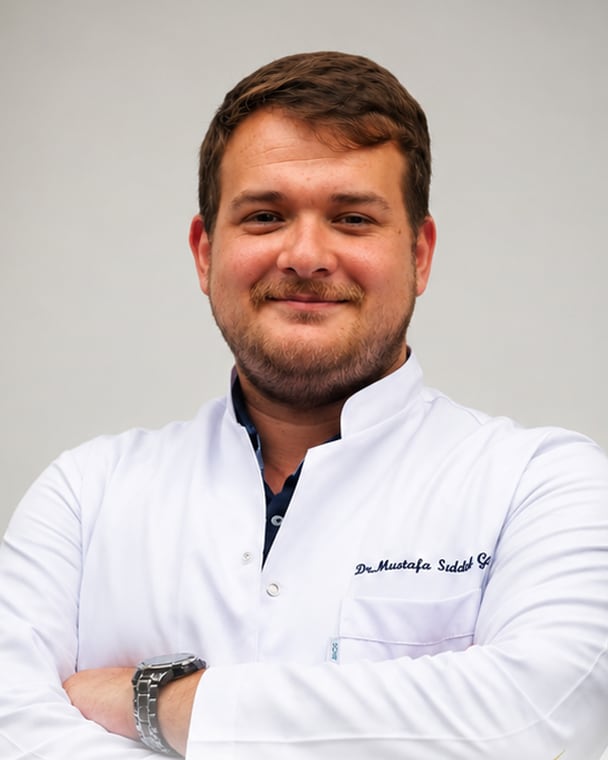 Il Dott. Mustafa Çetin, medico del trapianto di capelli a Roma
