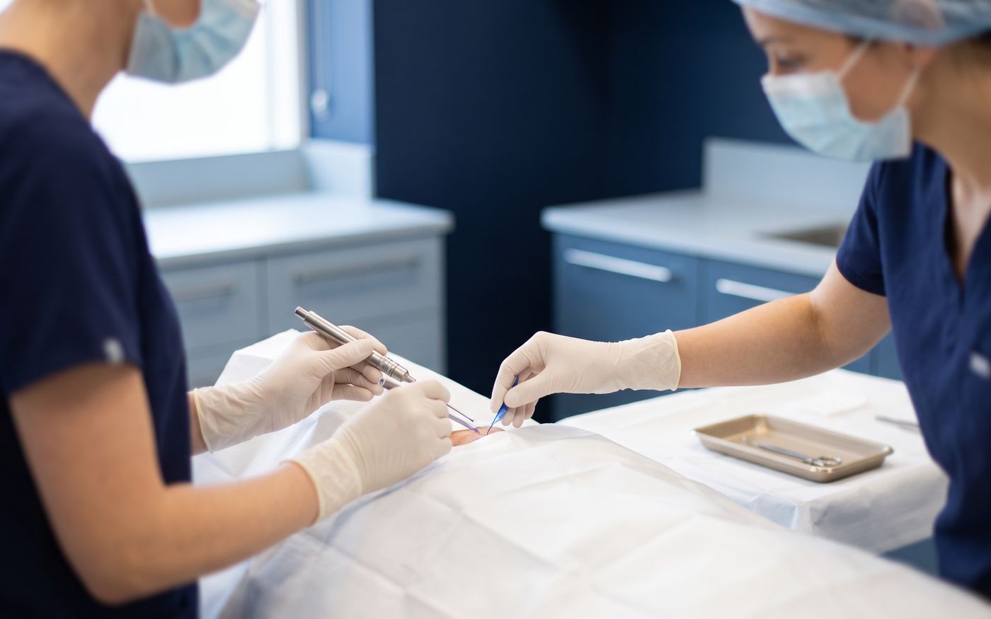 Medici che preparano la penna implanter Choi e la lama in zaffiro su un tavolo sterile