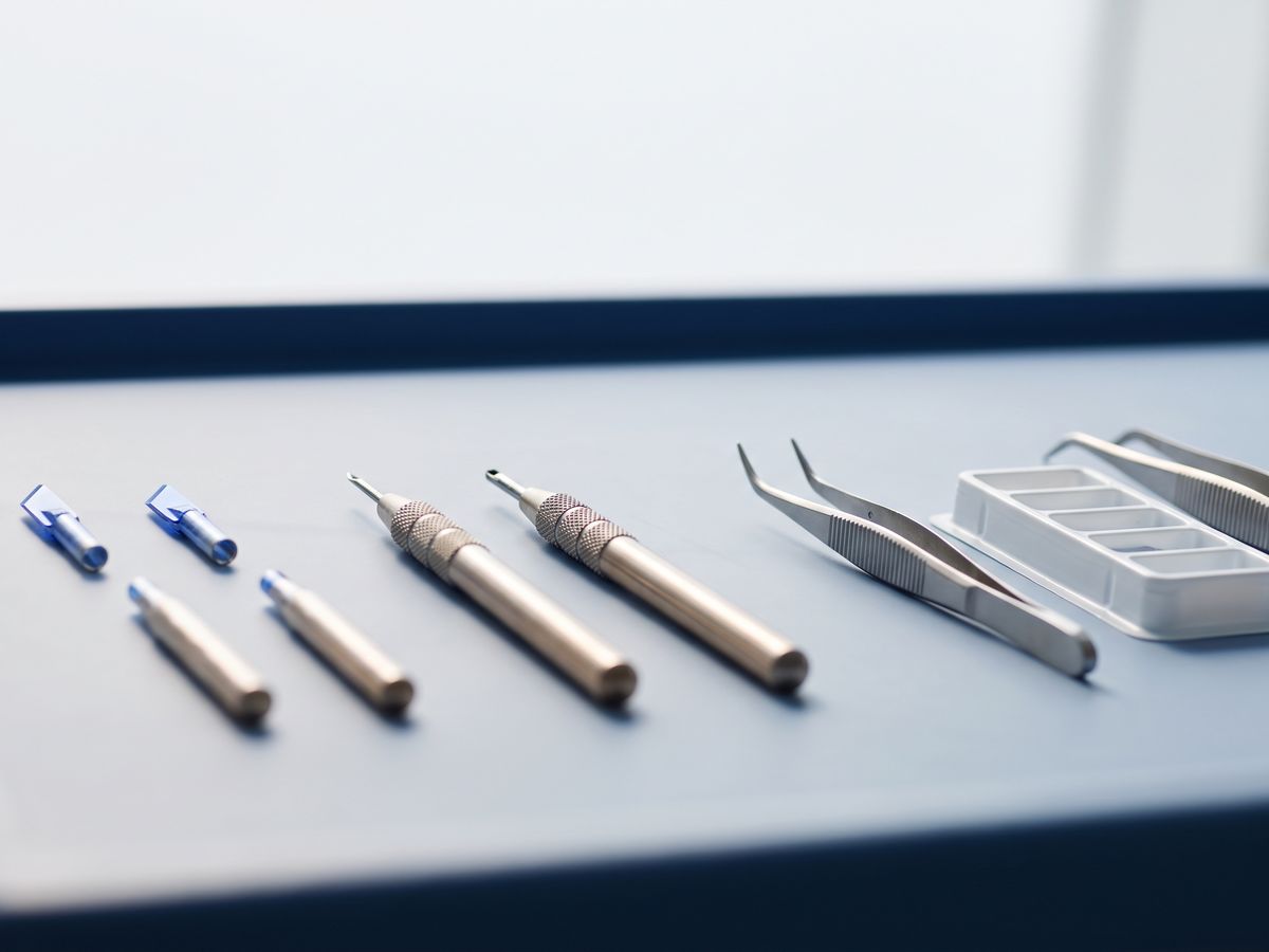 Strumenti per il trapianto di capelli su un vassoio sterile