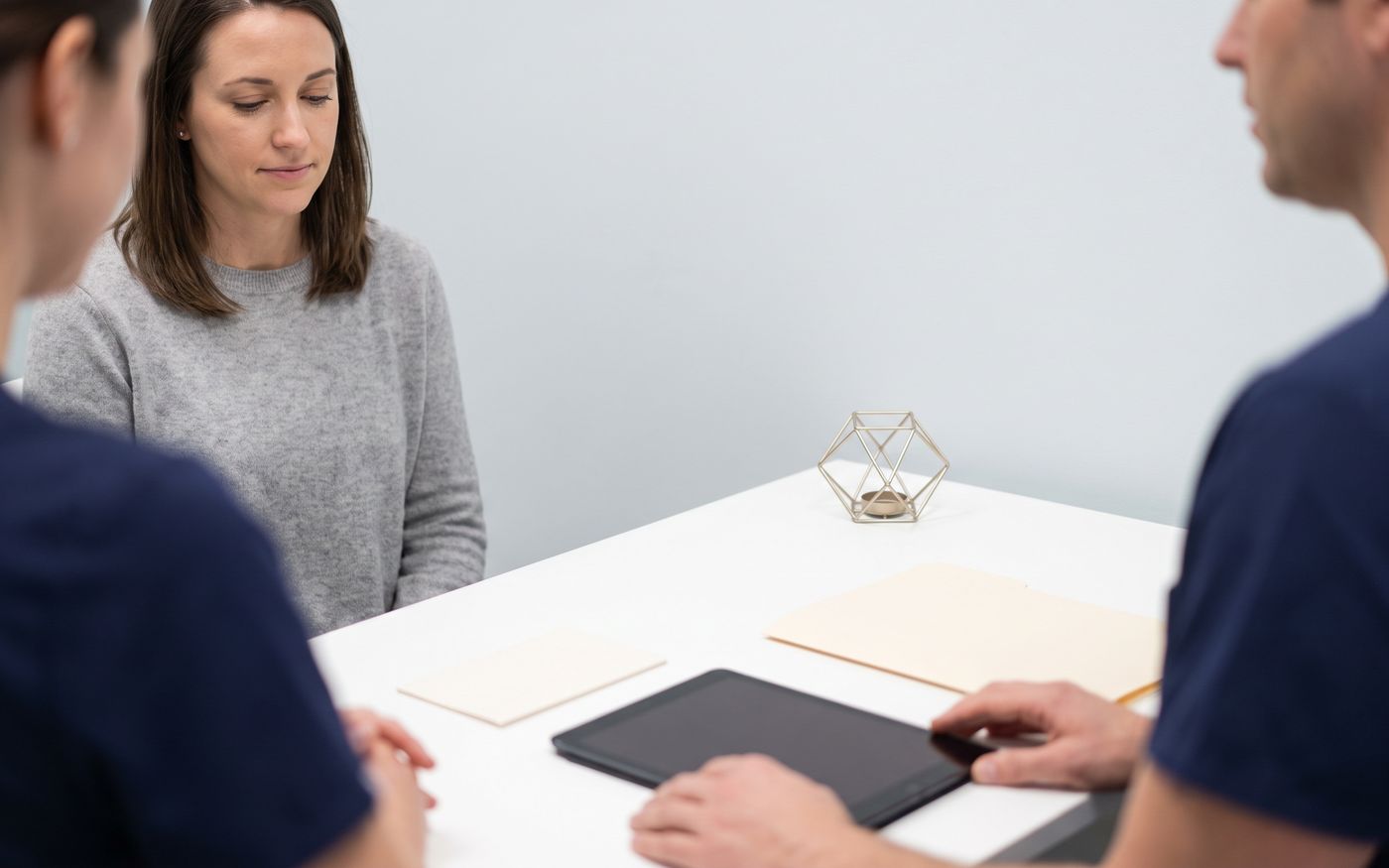 Donna e consulente con un tablet durante il colloquio sul pagamento del trapianto di capelli femminile