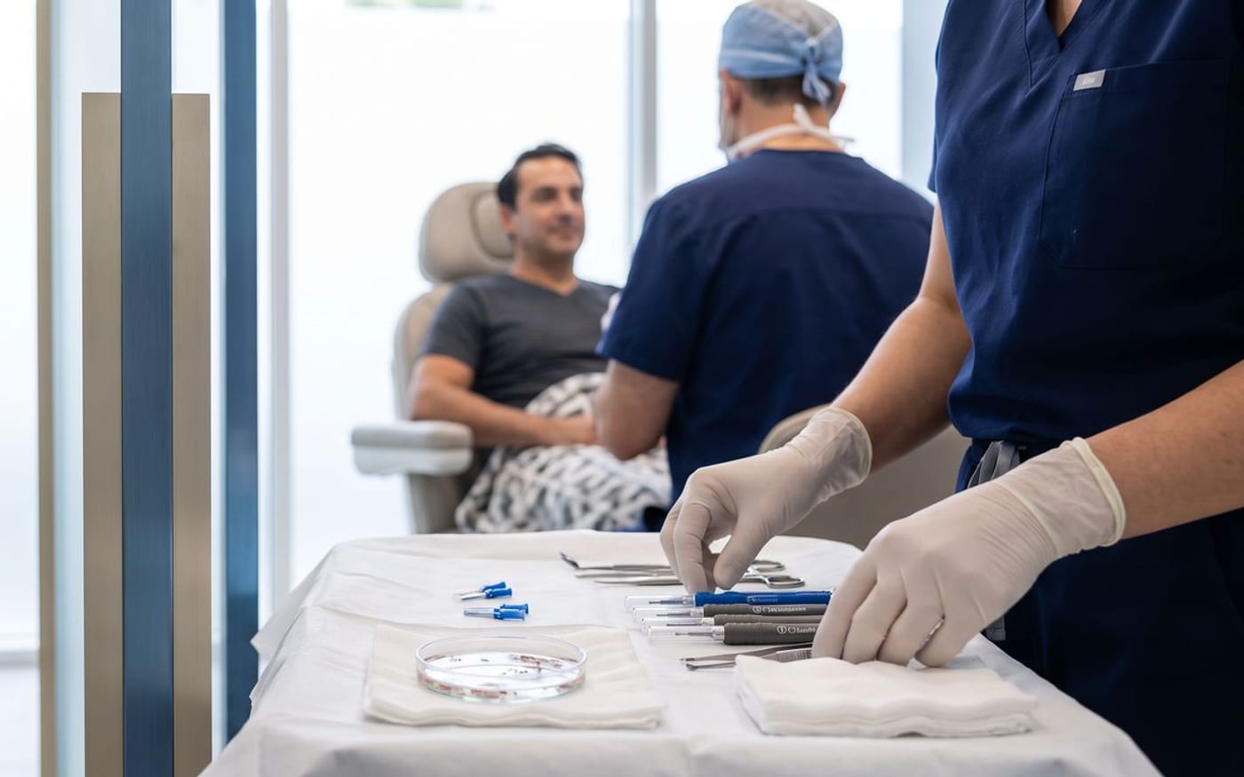 Prelievo di unità follicolari durante un trapianto di capelli FUE