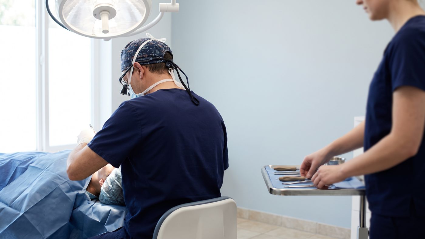 Chiedi chi esegue ogni fase: il disegno della linea frontale e l'apertura dei canali spettano al medico.