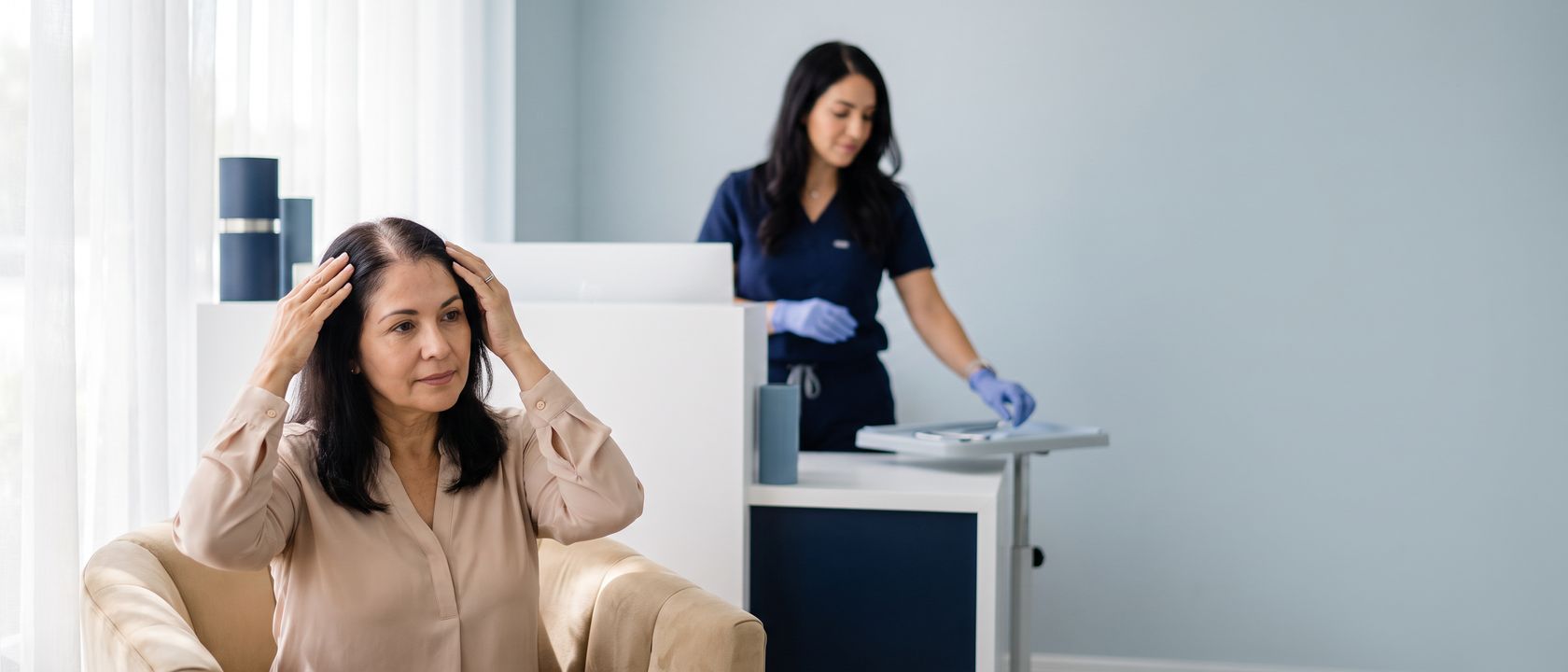 Caduta dei capelli nella donna: cause, terapie e quando aiuta il trapianto